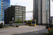 903461 Afbeelding van een tram van U-OV naar Utrecht Science Park op de tram-/busbaan over het Westplein te Utrecht.